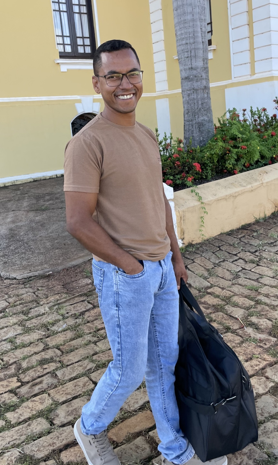 Jessé Medeiros, fundador da VisioNext Grupo, gravando com câmera profissional